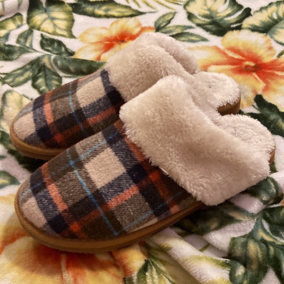 Super cozy slippers to wear around the house - Picture 2 of 5